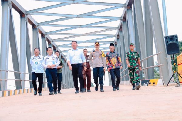 Musi Rawas,PWO- Wakil Bupati Musi Rawas H. Suprayitno sambut Kunjungan Kerja Gubernur Sumatera Selatan H. Herman Deru dalam rangka Peresmian Jembatan Air Teras dan Jembatan Air Keruh Kabupaten Musi Rawas di Kecamatan BTS Ulu Cecar Kabupaten Musi Rawas, Rabu (19/03/2025).